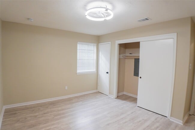 Building Photo - 2401 Sycamore Ave