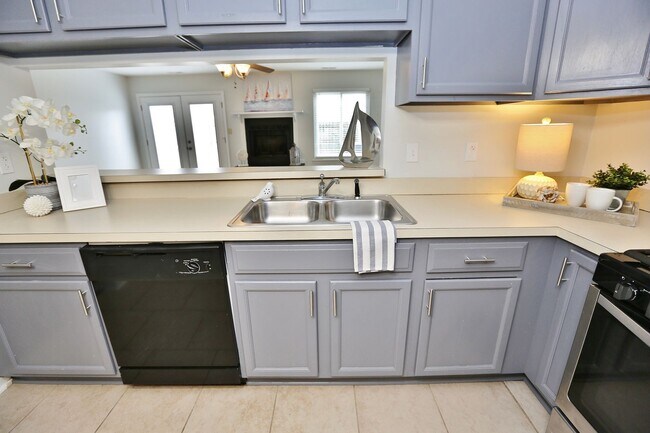 Building Photo - Beautifully Updated Townhome In Ocean Lake...