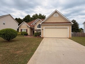 Building Photo - Charming 3-Bedroom Home In City Square!
