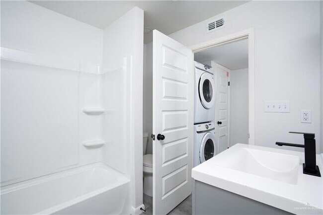 Building Photo - 1107 Shasta Ave W