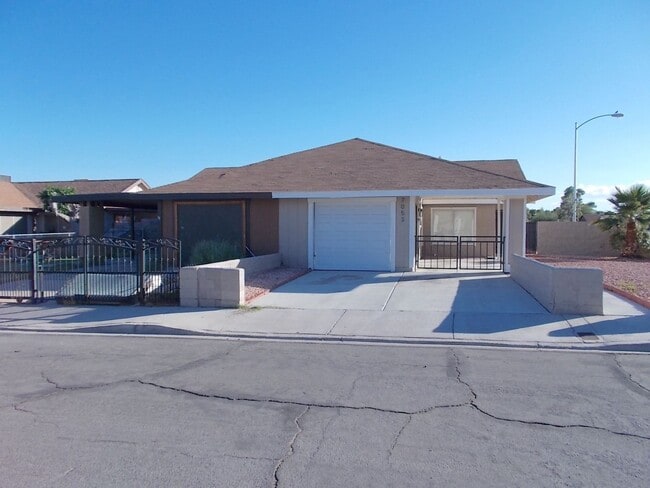 Building Photo - Beautifully Furnished 2-Bedroom 2-Bath Tow...