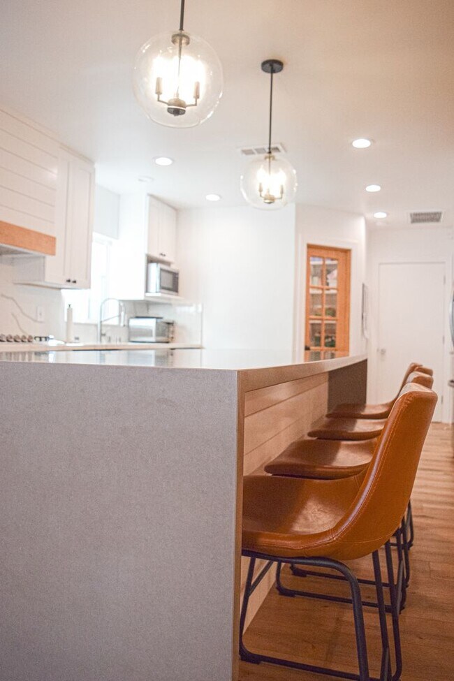 Building Photo - Semi furnished!