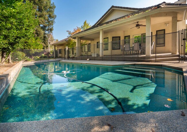 Building Photo - 585 E Chesapeake Cir
