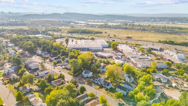 Building Photo - 670 Middletown Ave