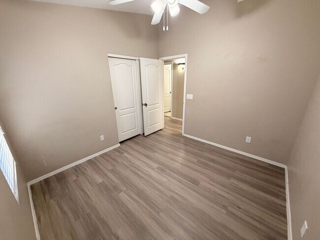 Building Photo - Beautiful 3 Bed / 2 Bath Surprise Home with *NO Carpet*