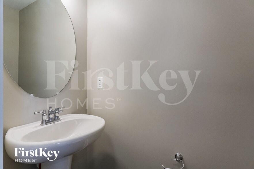 Building Photo - 2235 5th Ave S