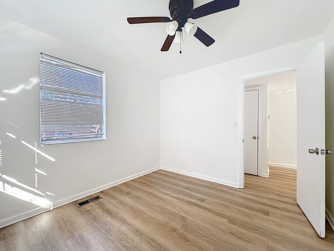 Building Photo - 5330 Quan Dr