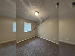 Building Photo - 2221 Dorchester Dr