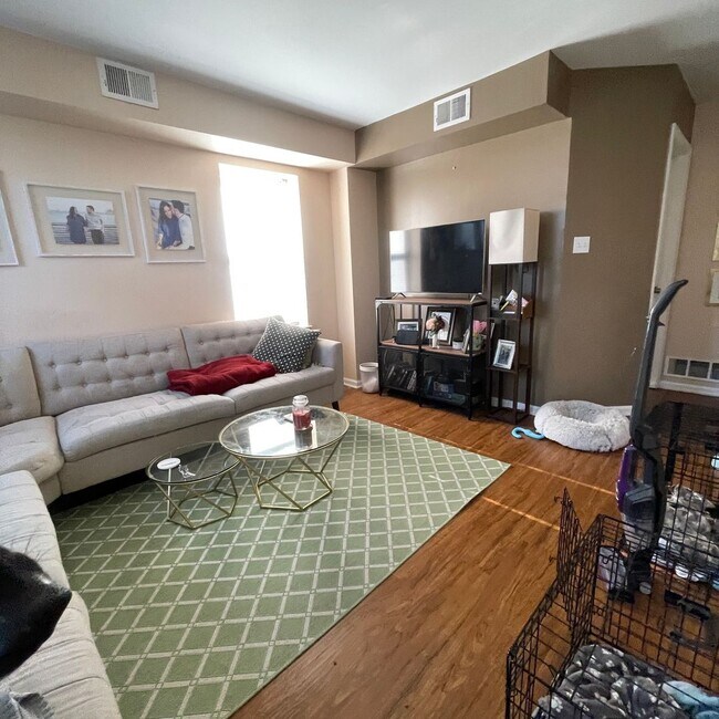 Building Photo - SPACIOUS bi-level apartment with fenced yard