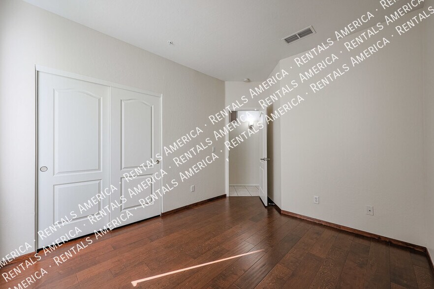 Building Photo - 10232 E Meadow Hill Dr