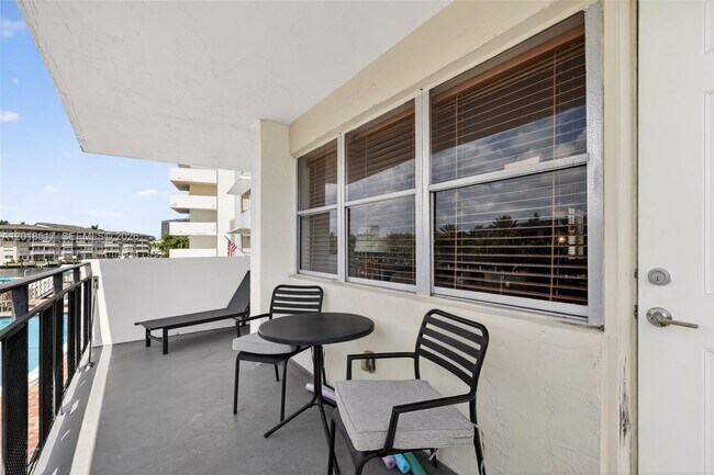 Building Photo - 401 Golden Isles Dr