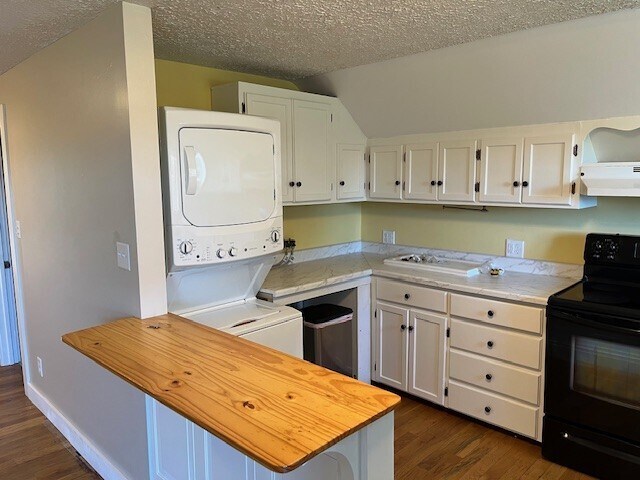 Kitchen with washer/dryer - 30 E Elm St