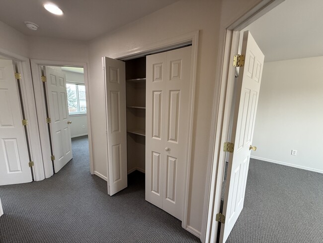Building Photo - 913 Cardinal Dr