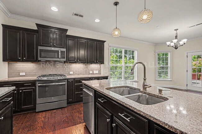 Building Photo - 655 Brookhaven Dr