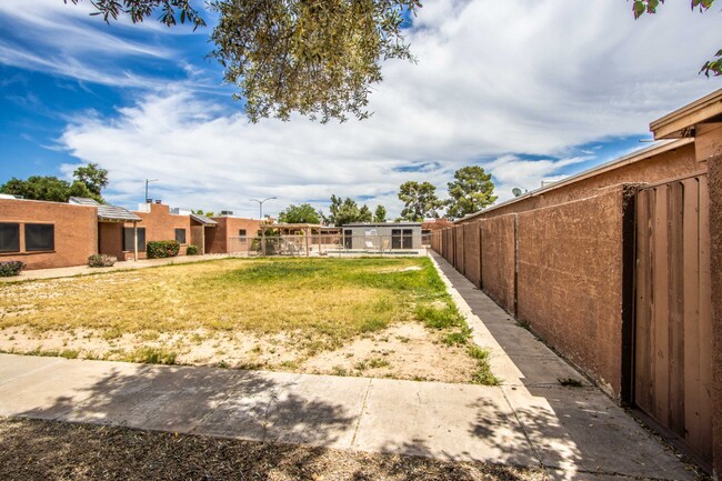 Building Photo - 3Br in gated community