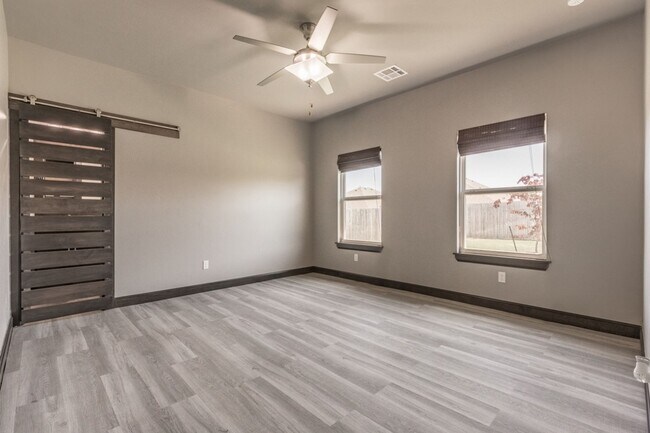 Building Photo - A Very Beautiful and Spacious 3 Bedroom 2 Bath in Yukon