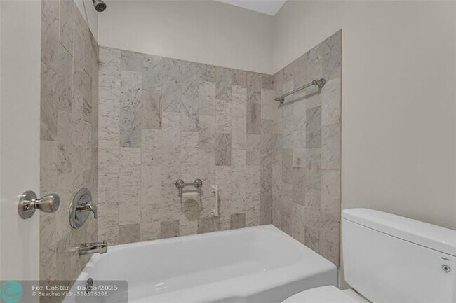 Building Photo - 6319 Bay Club Dr