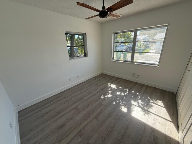 Building Photo - 6805 NW 75th Dr