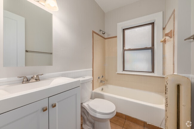 1BR, 1BA - 750SF - Bathroom - Colonial