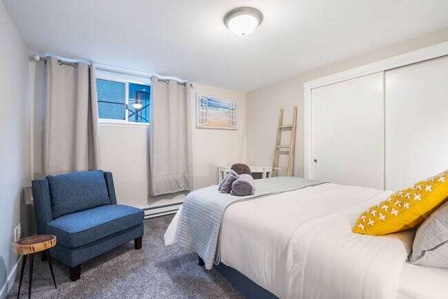 Building Photo - 3202 15th Ave W