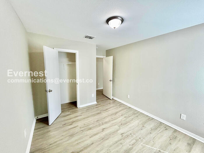 Building Photo - 130 Creek Cove Dr