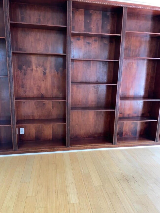 Building Photo - 2100 Tanglewilde St