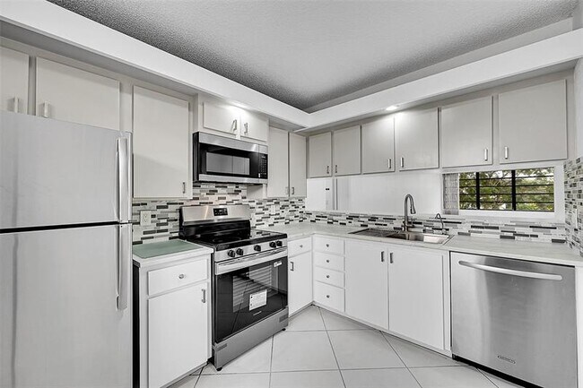 Building Photo - 1703 Whitehall Dr