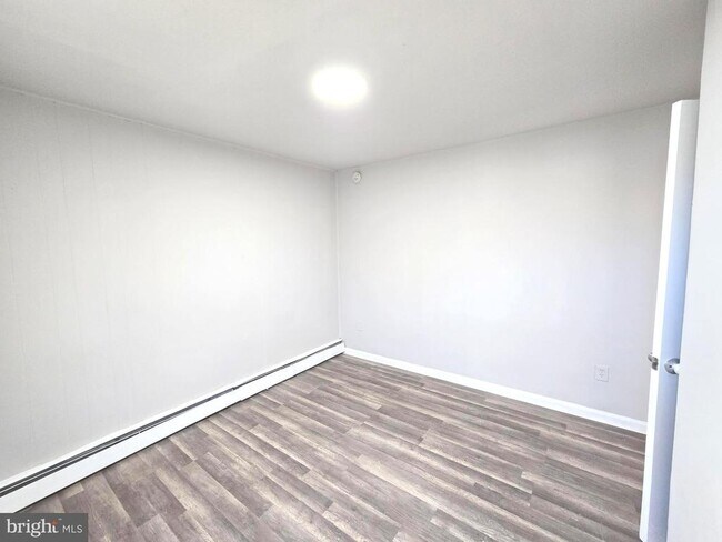 Building Photo - 5526 N Mascher St