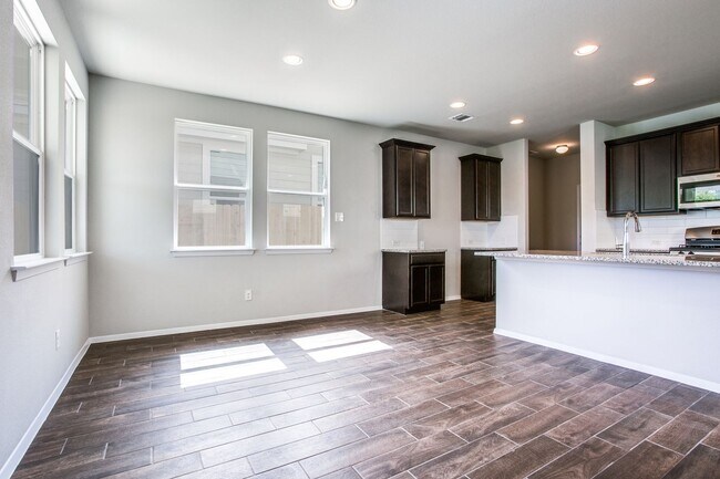 Building Photo - Newer cottage home in Cloverleaf community...