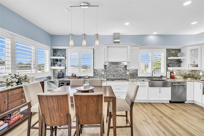 Building Photo - 311 N Surf Rd