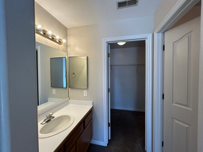 Building Photo - Top Floor Condo in great location!