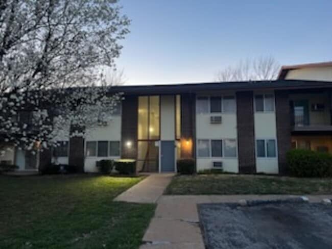 Building Photo - 1 Bed / 1 Bath – Updated 2nd Floor Apartment | Water, Sewer & Trash Included