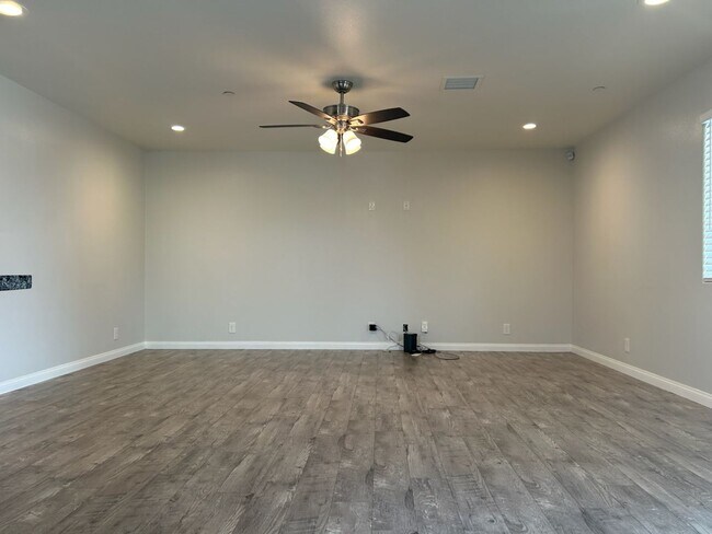 Building Photo - Please contact Vaughn Realty to set up an appointment, 760-446-6561