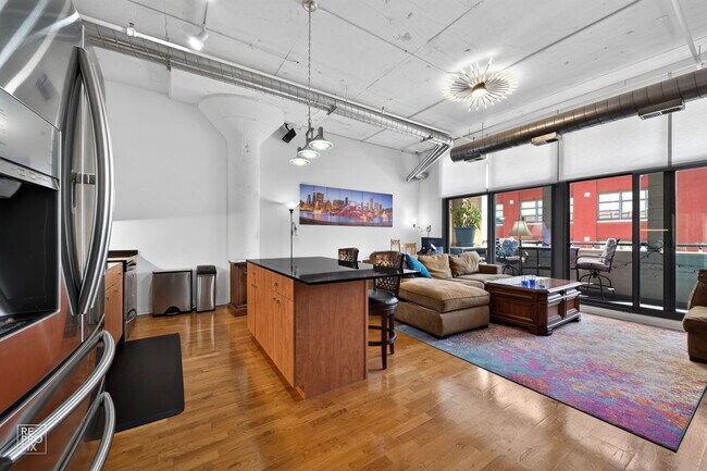Building Photo - 565 W Quincy St
