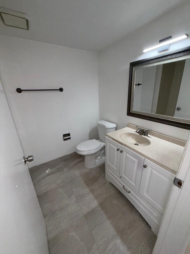 Building Photo - 9405 Fontainebleau Blvd