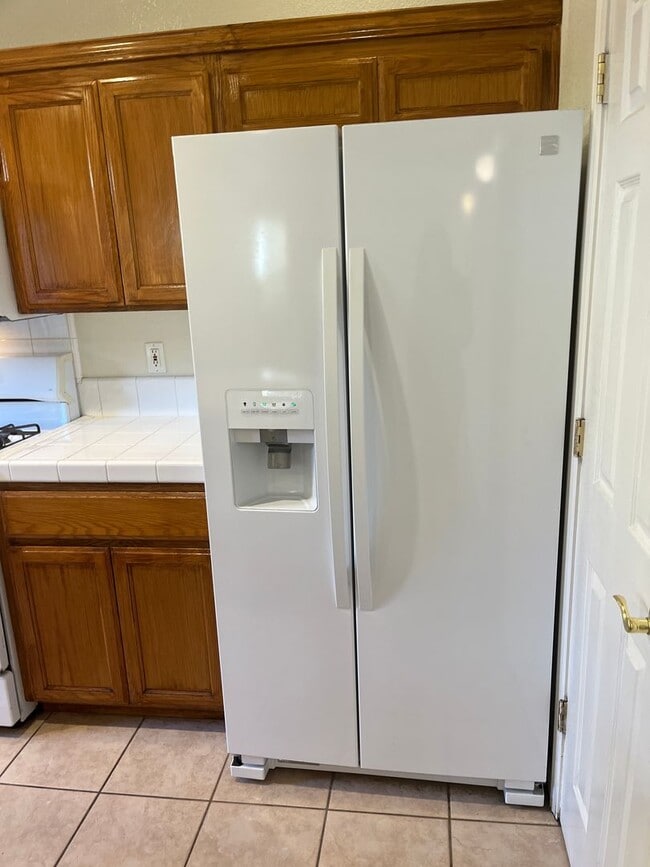 Building Photo - 3 bedroom 2.5 bath town home with large bo...