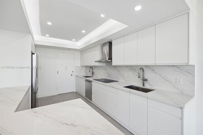 Building Photo - 5065 Collins Ave