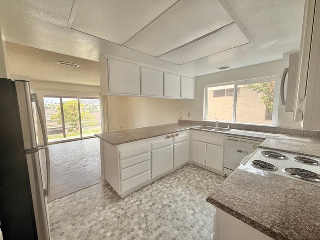 Building Photo - Large Home on Cul-de-Sac!