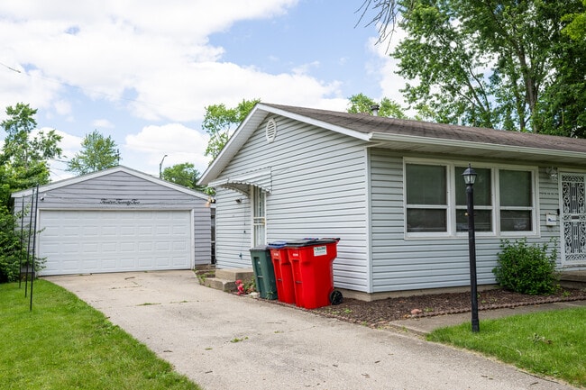 Building Photo - 1222 Thomas Dr