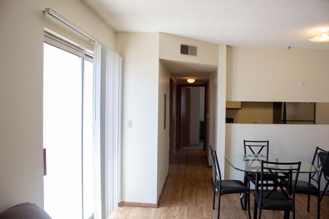 Interior Photo - 907 W Oregon
