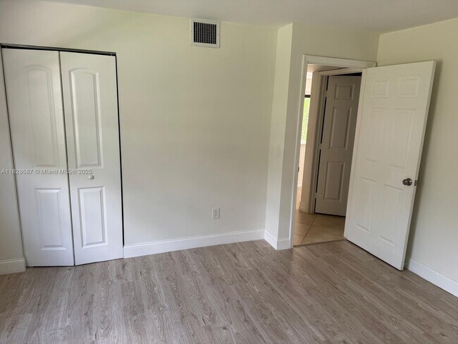 Building Photo - 9293 Vista Del Lago