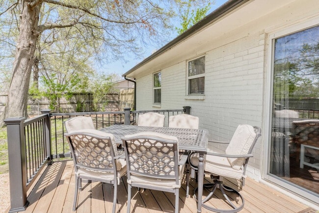 Building Photo - 1308 SE E St