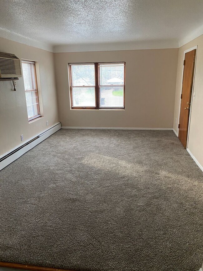 Building Photo - Spacious Two Bedroom Apartment