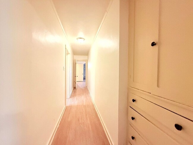 Building Photo - 614-614 N Poinsettia Pl