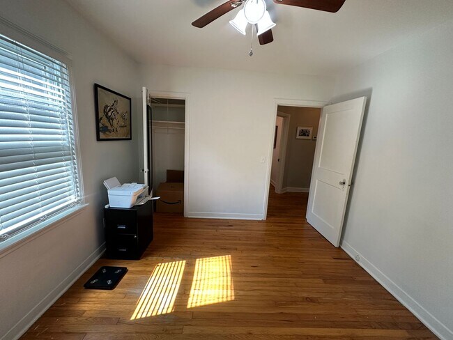 Building Photo - 3 BED | 1 BATH | SPACIOUS GATED BACKYARD |...