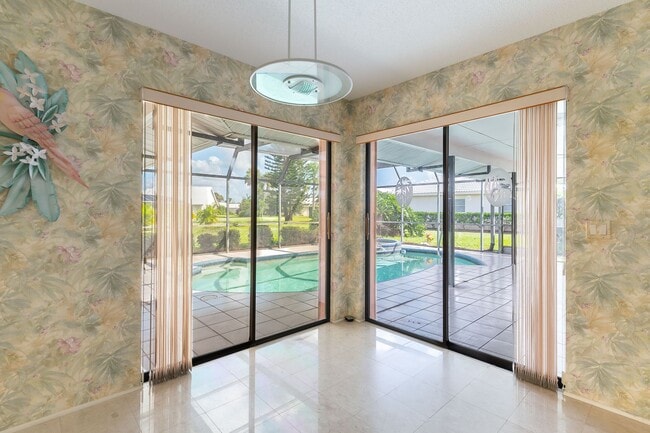Building Photo - Spacious 3-Bed, 2-Bath Pool Home in Planta...