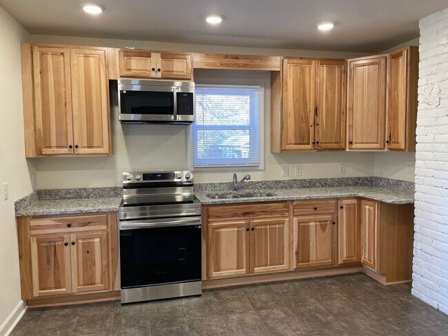 Building Photo - Newly Renovated 2-3 Bed, 1 bath home located in Randleman!!