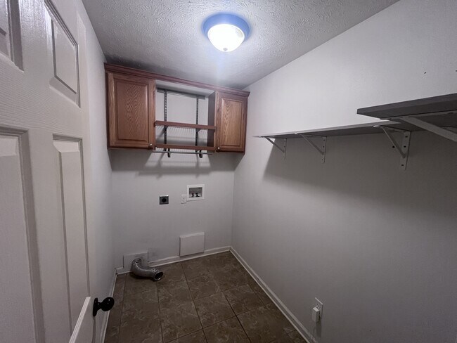 Building Photo - 34 Shamsie Dr