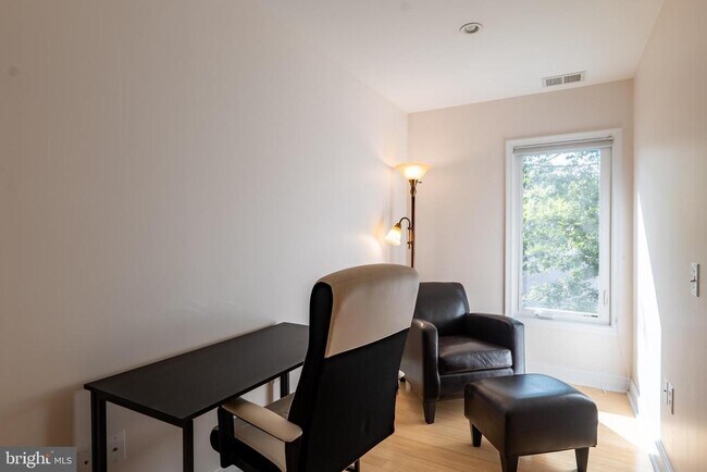 Building Photo - 4614 ROXBURY Dr