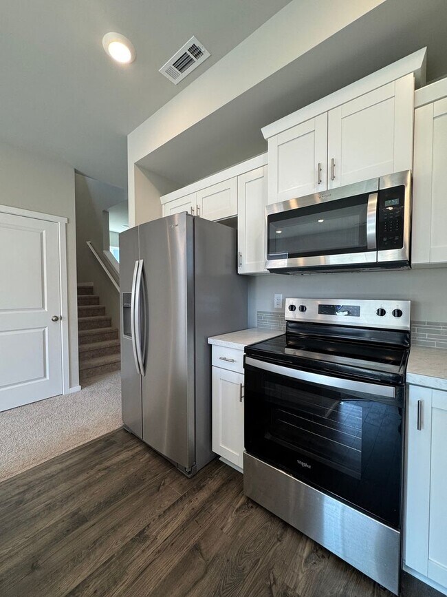 Building Photo - HUGE NEW PET FRIENDLY